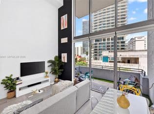 1-bedroom Condo — 1050 Brickell Ave APT 420, Miami, 33131