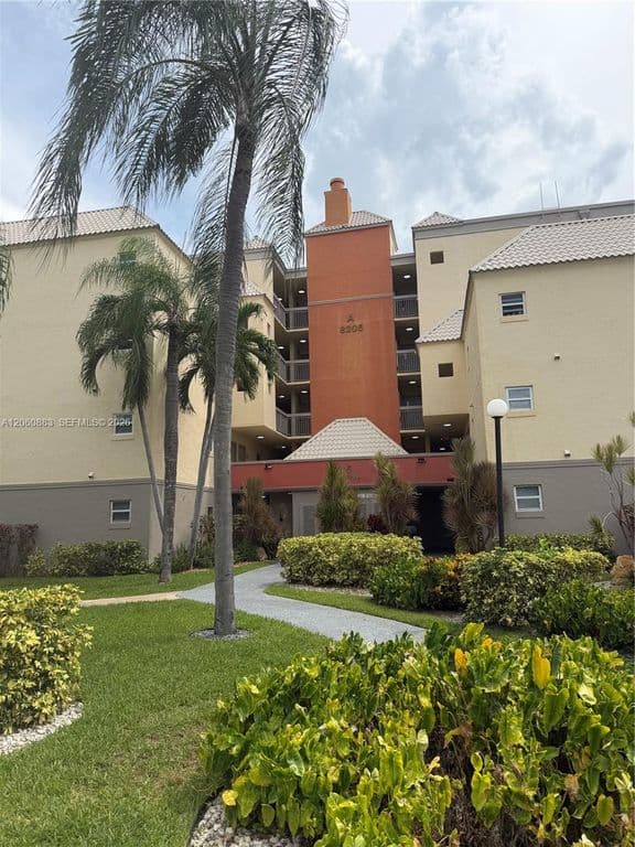 2-bedroom Condo — 8205 Lake Dr #306