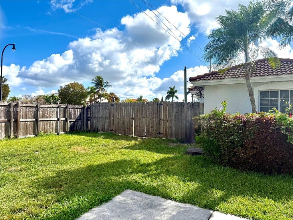 4+1 Müstakil ev — 18003 SW 138th Ct