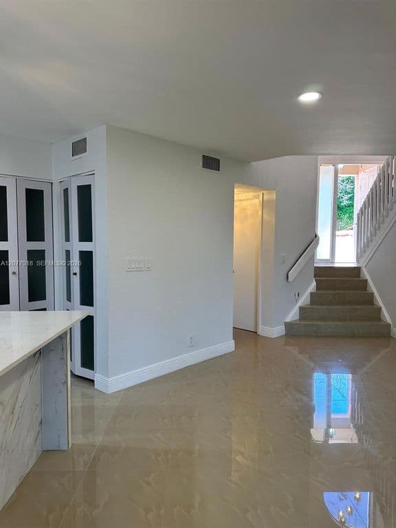 2+1 Mülk — 9177 W Sunrise Blvd