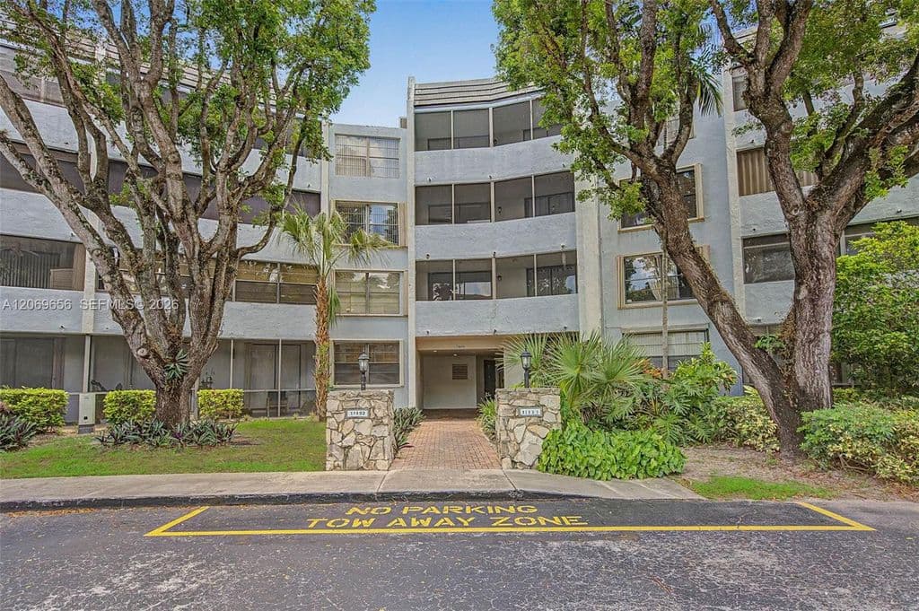 2+1 Condo — 10852 N Kendall Dr APT 314