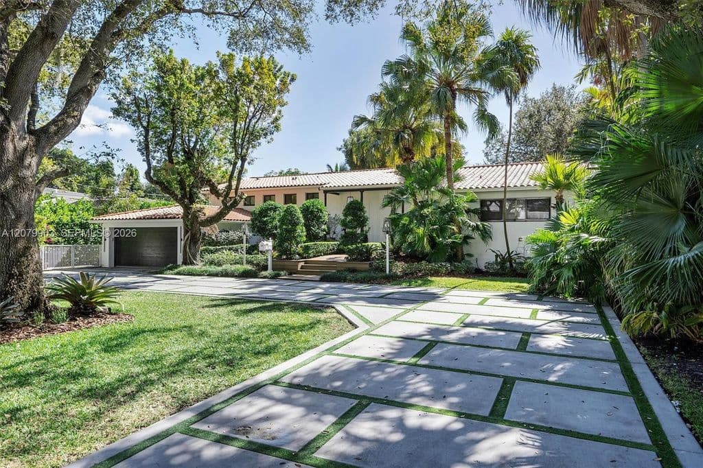5+1 Müstakil ev — 652 NE 105th St