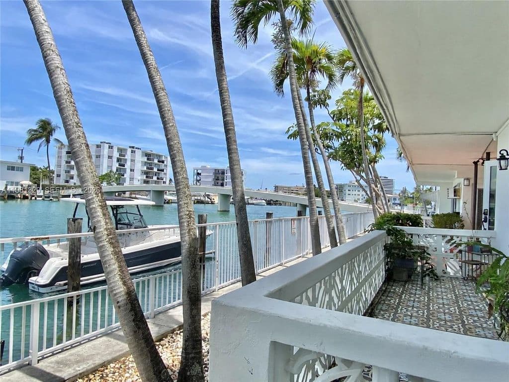 2+1 Condo — 8040 Tatum Waterway Dr APT 5