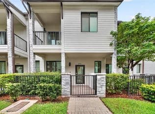 4-bedroom Townhouse — 4745 NW 83rd Pkwy, Doral, 33166