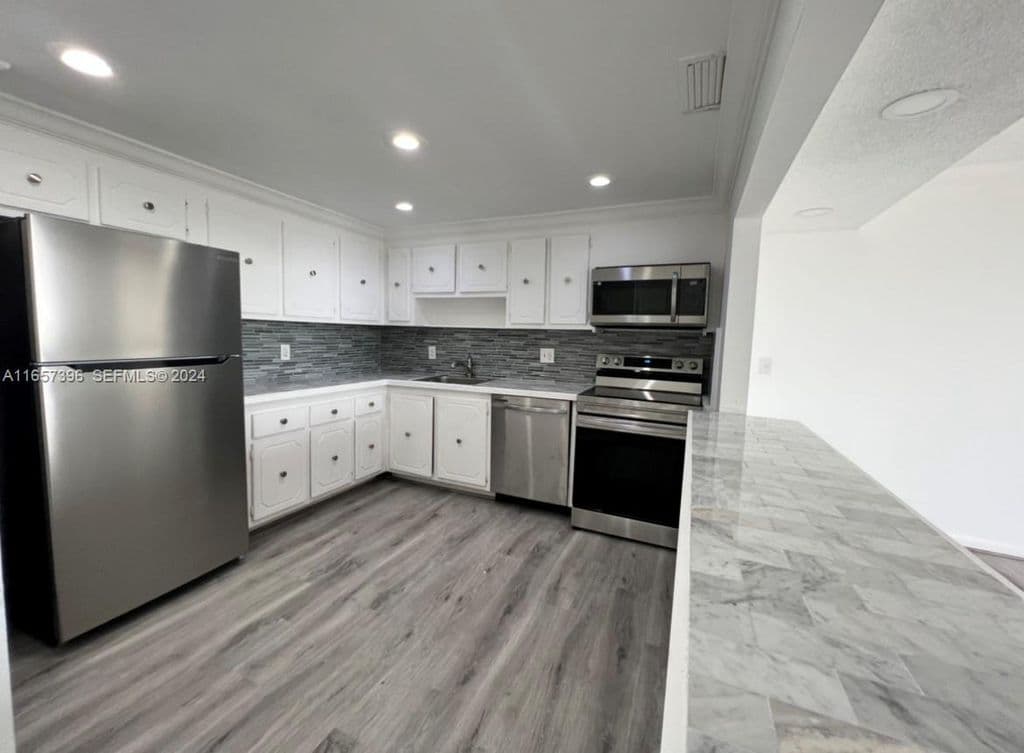2+1 Condo — 13499 Biscayne Blvd APT 1205