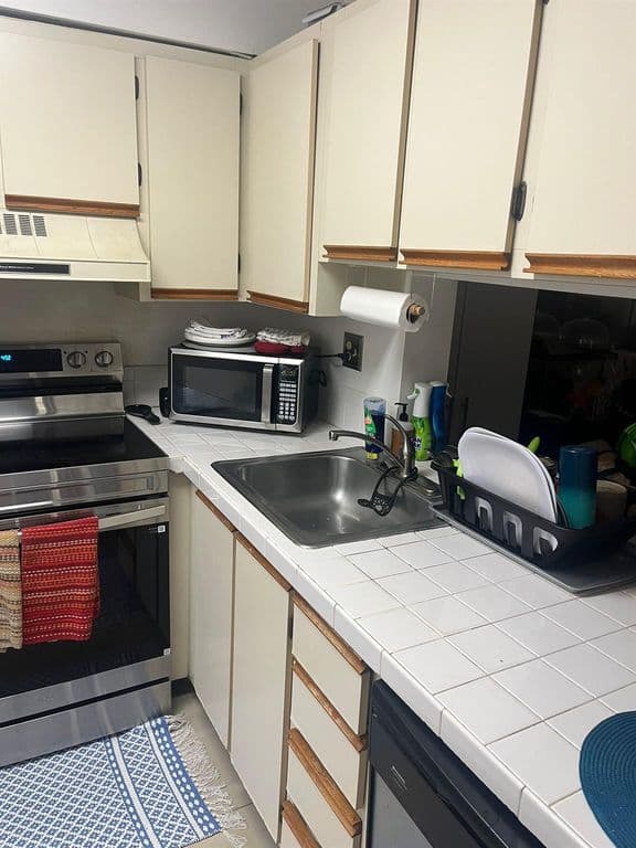 2-bedroom Condo — 3053 N Oakland Forest Drive #201