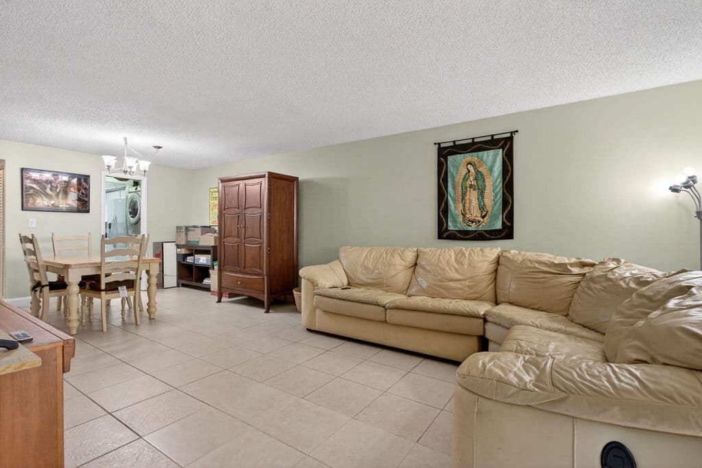 3-bedroom Condo — 5900 NW 44th Street #115