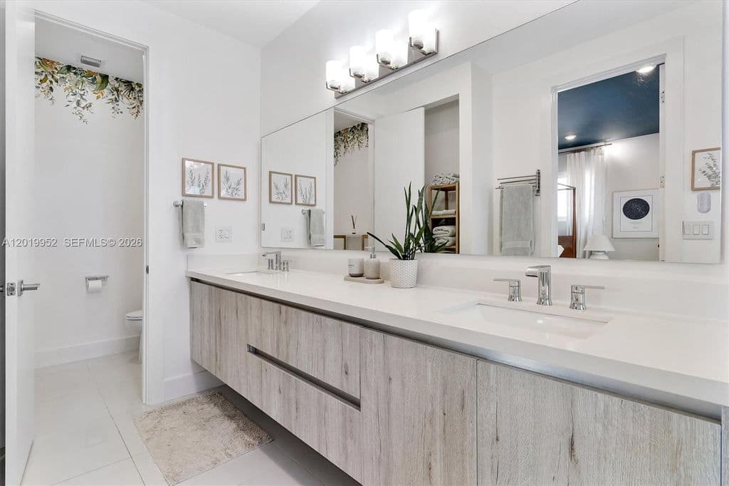 3-bedroom Property — 2920 SW 25th Ter #B