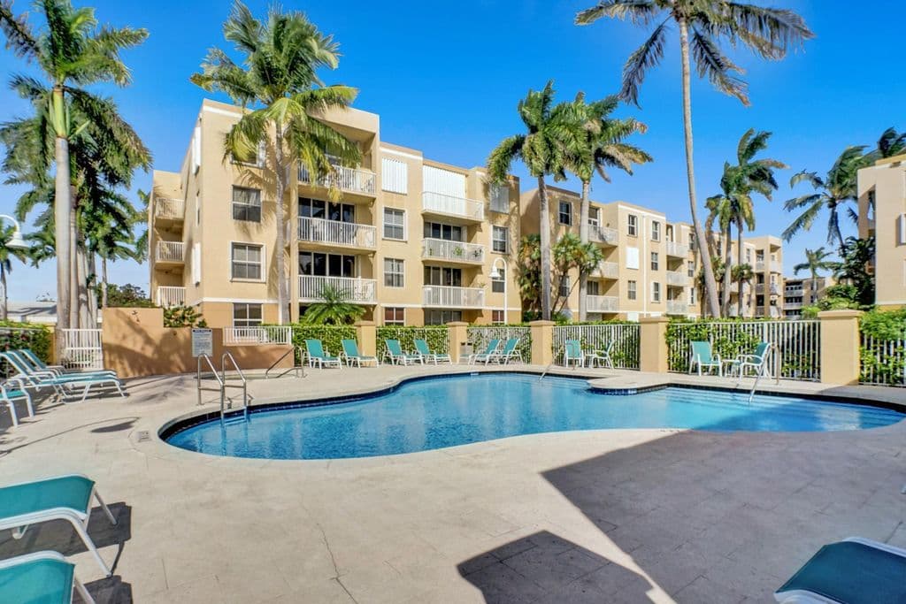 2+1 Condo — 1350 SE 3rd Avenue #406