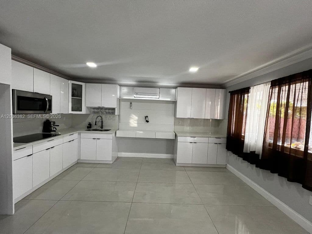 4+1 Müstakil ev — 1271 W 79th St