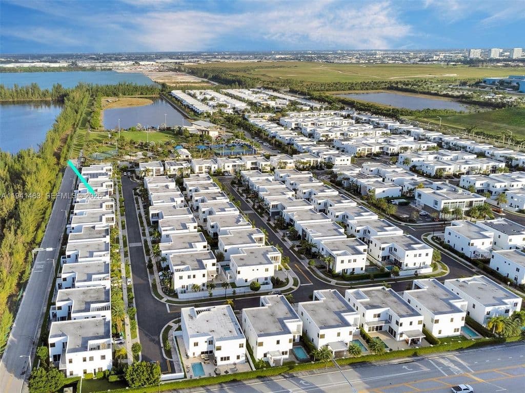 5+1 Müstakil ev — 10055 NW 77th St