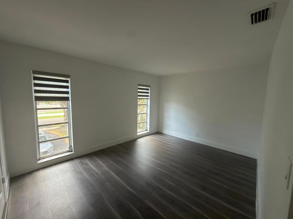 3-bedroom Property — 6583 Boulevard Of Champions