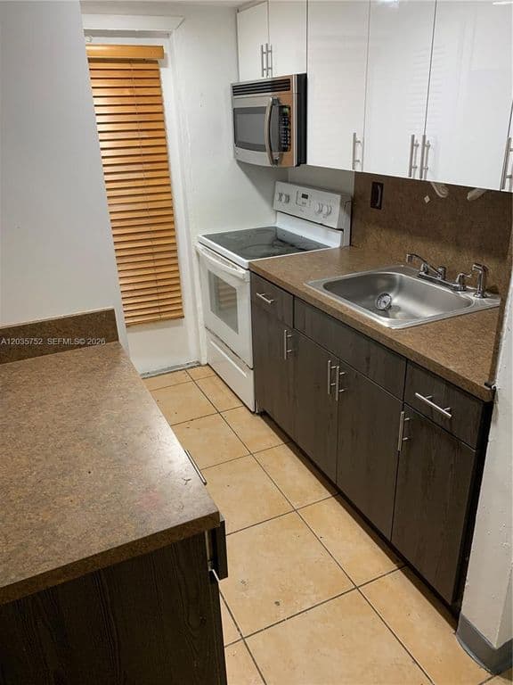 1-bedroom Condo — 1851 NE 168th St APT B10