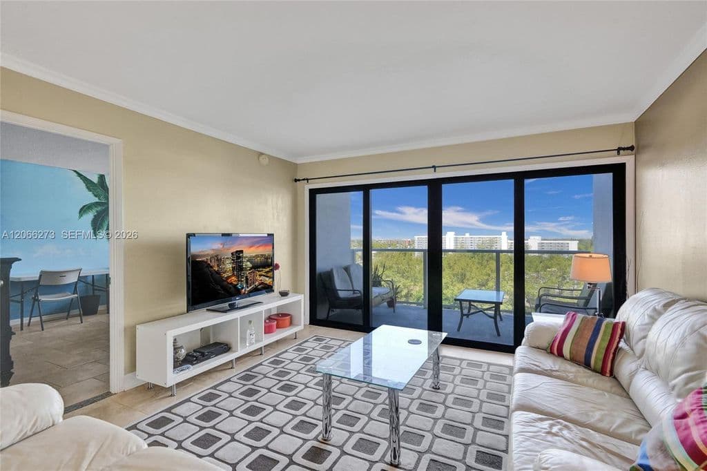 2-bedroom Condo — 1401 N Riverside Dr APT 1005