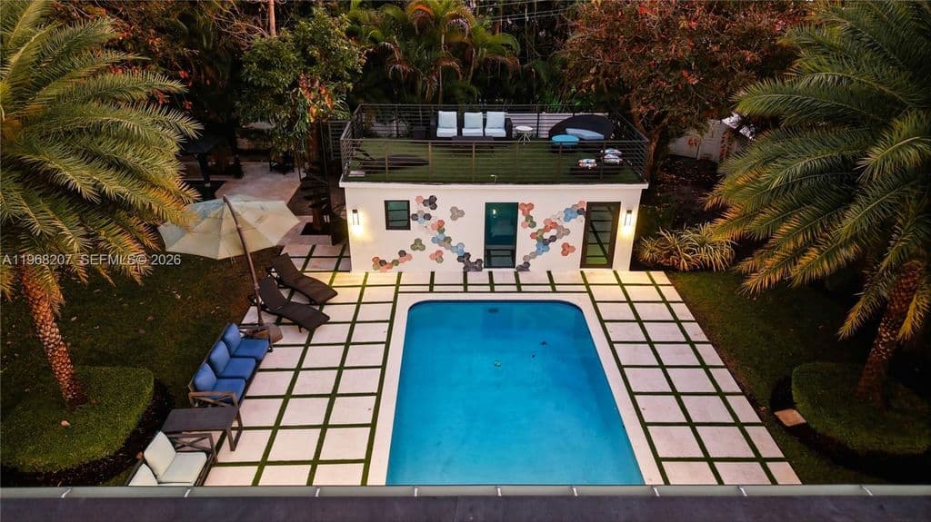 5+1 Müstakil ev — 400 NW 24th St