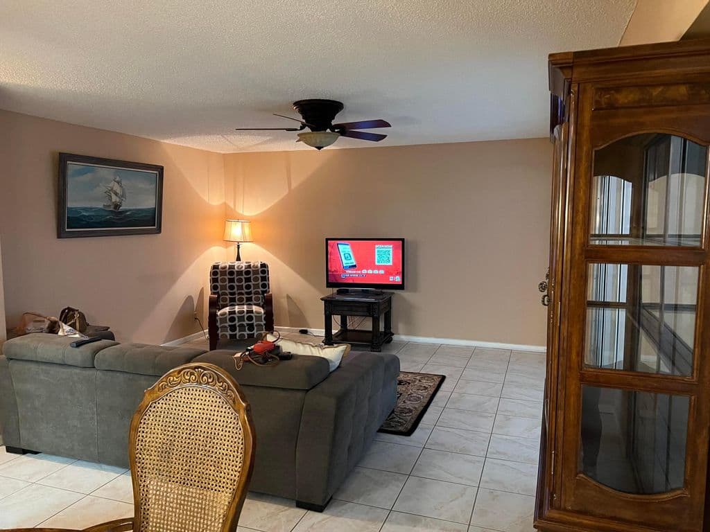 1-bedroom Condo — 203 Suffolk #E