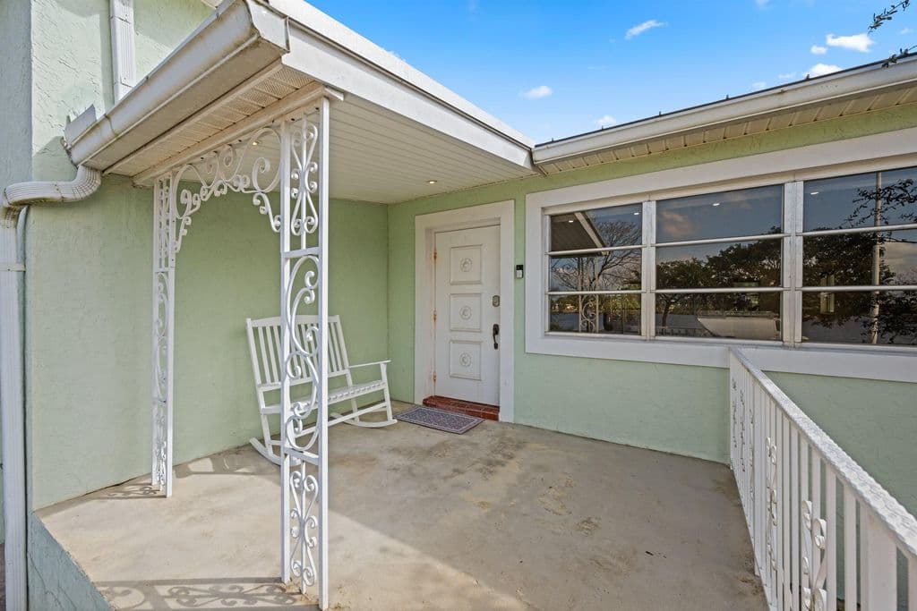 3-bedroom Single-Family Home — 5160 Lake Osborne Drive