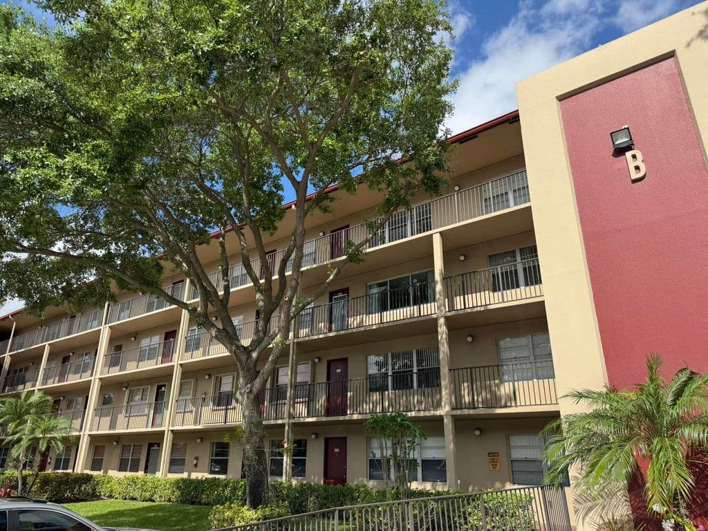 1+1 Condo — 850 SW 133rd Terrace #315b