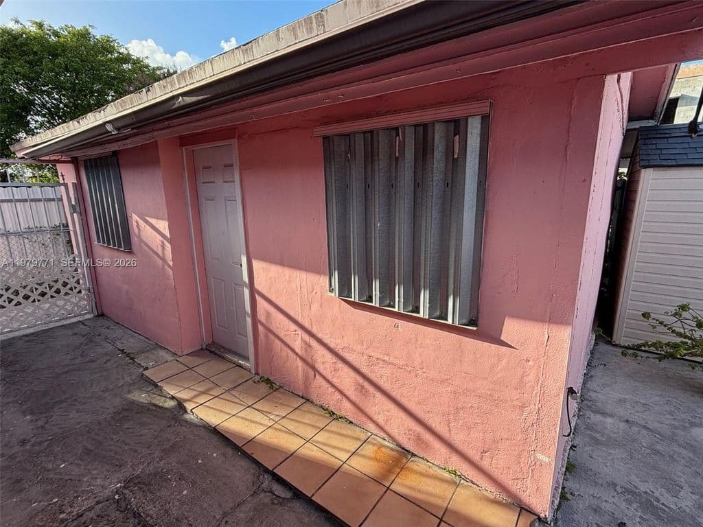 5+1 Müstakil ev — 3533 NW 2nd Ter