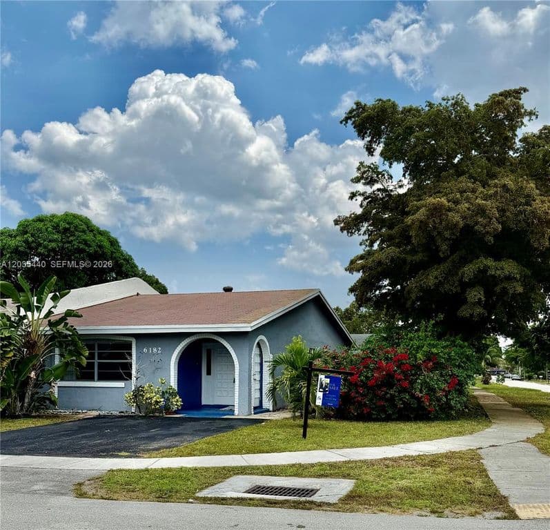 2+1 Müstakil ev — 6182 SW 4th St