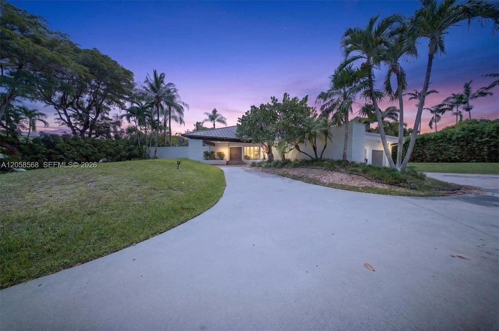 5-bedroom Single-Family Home — 8925 SW 102nd Ter