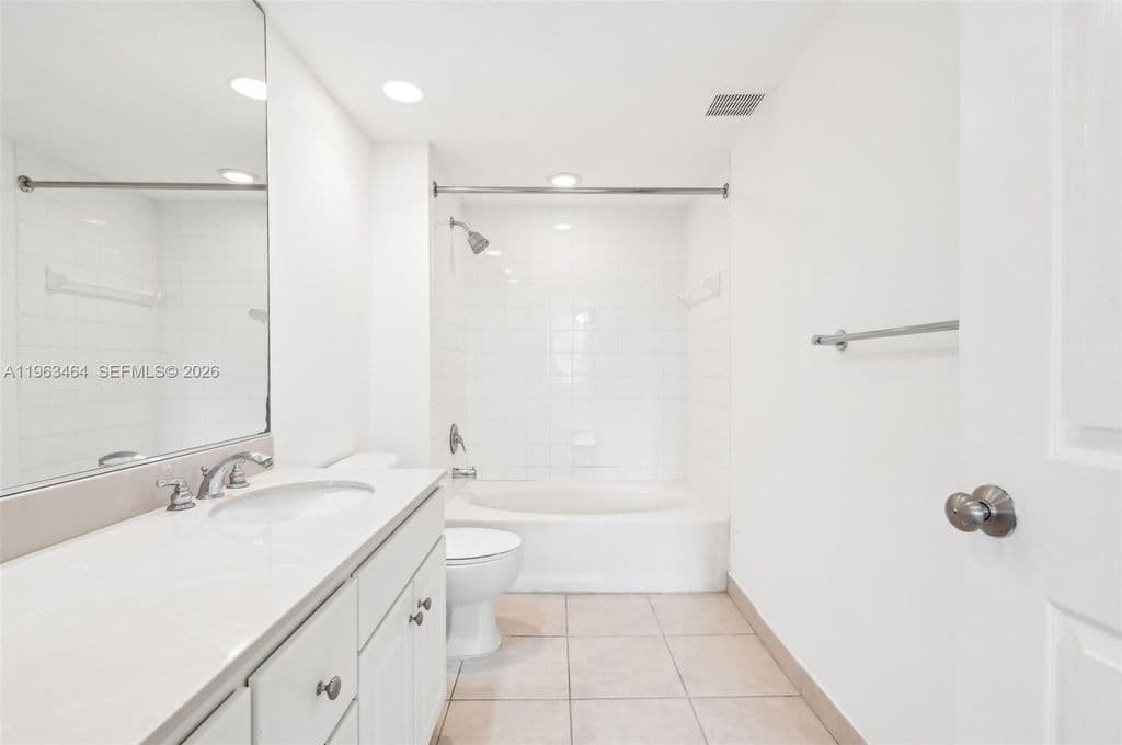 2-bedroom Property — 2000 N Bayshore Dr APT 304