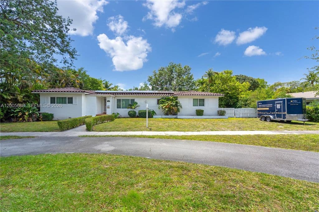 5+1 Müstakil ev — 170 NW 105th St