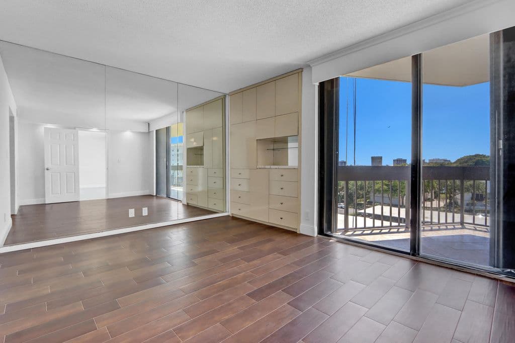 2-bedroom Condo — 2000 Presidential Way #504
