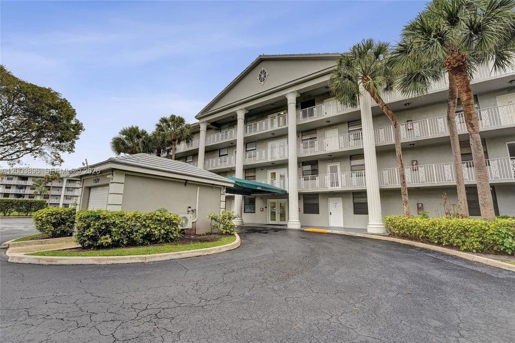 2-bedroom Condo — 1530 Whitehall Dr APT 302