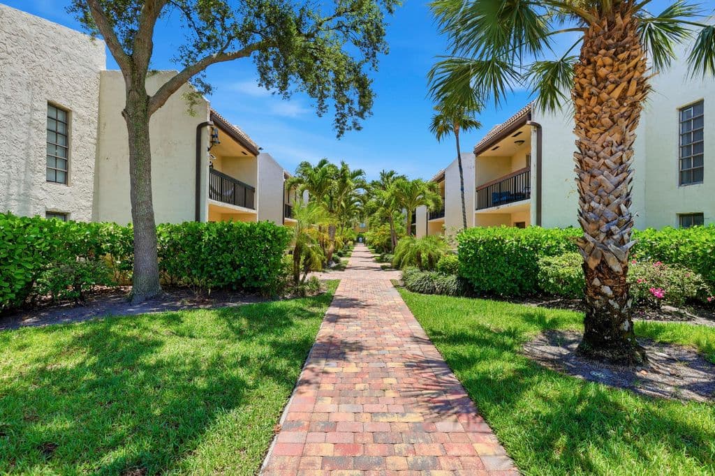 2+1 Condo — 721 SE 1st Way #C11