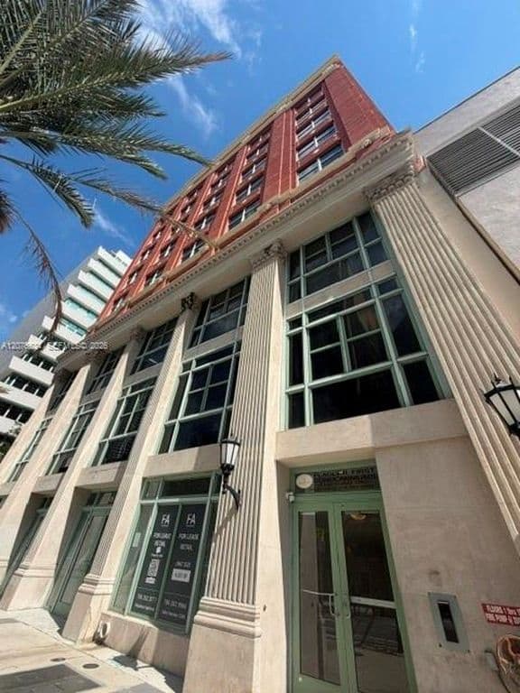 1+1 Condo — 111 E Flagler St APT 406