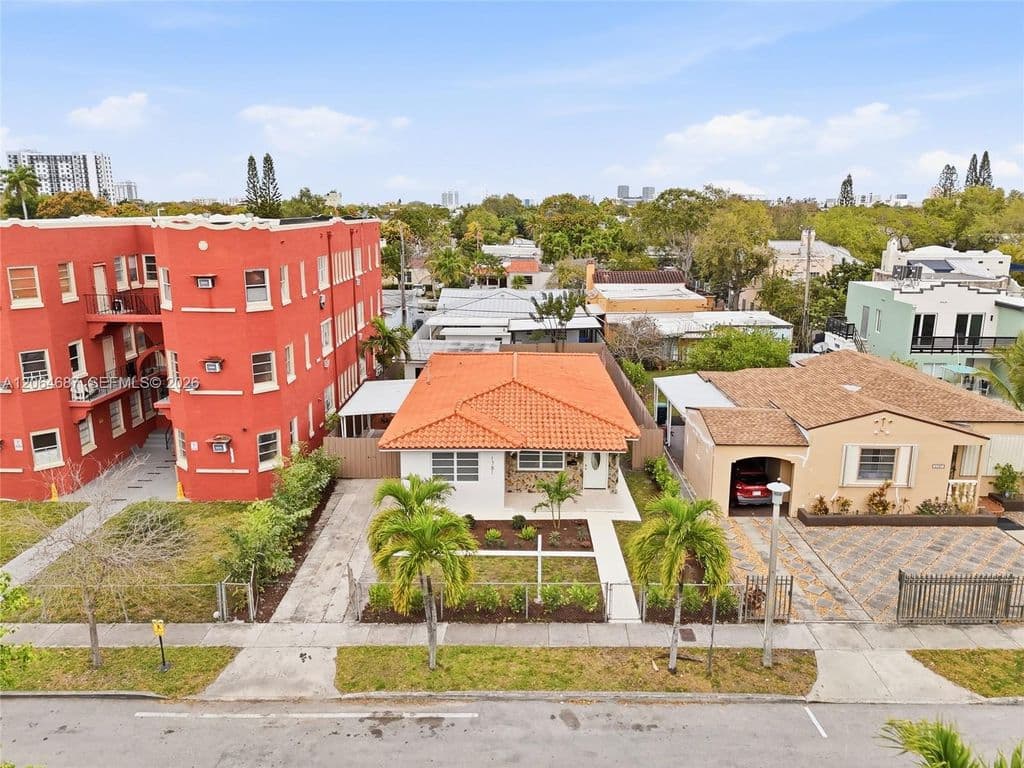 4+1 Müstakil ev — 1781 SW 13th St