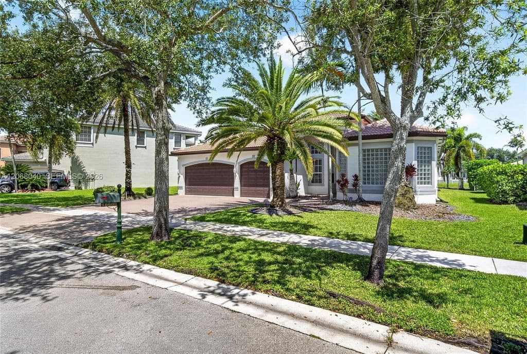 5-bedroom Single-Family Home — 18609 SW 50th Ct