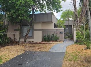 2-bedroom Townhouse — 10634 SW 75th Ln, Miami, 33173
