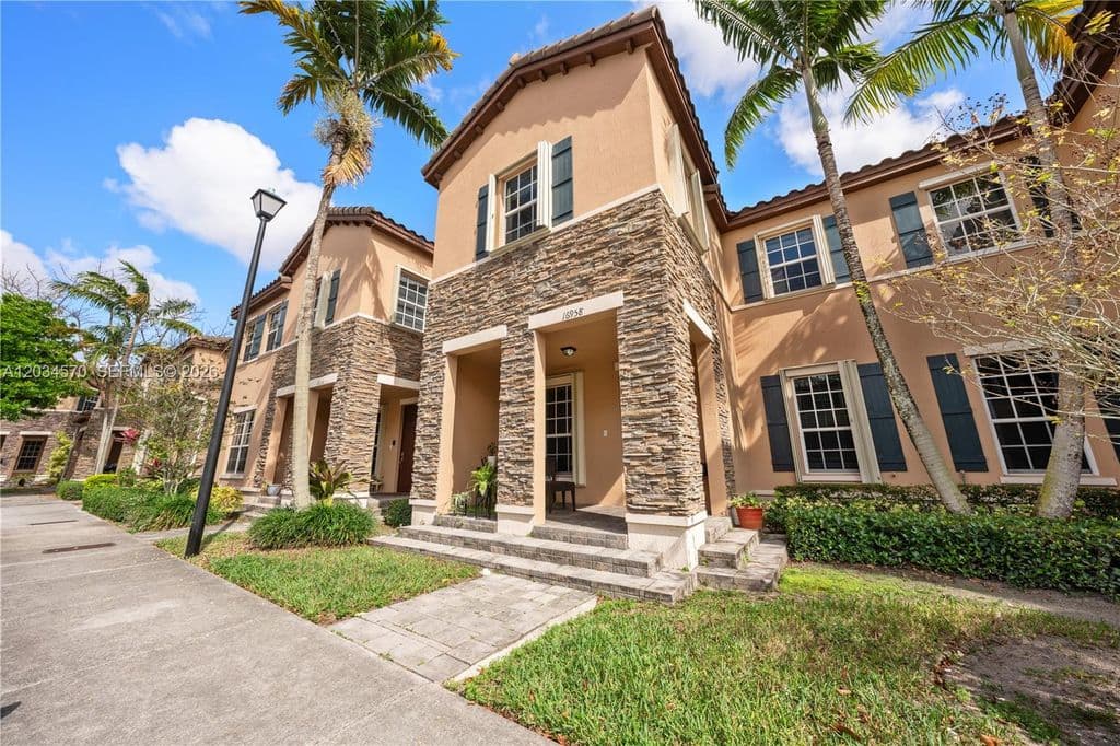 4-bedroom Property — 16958 SW 92nd St #16958