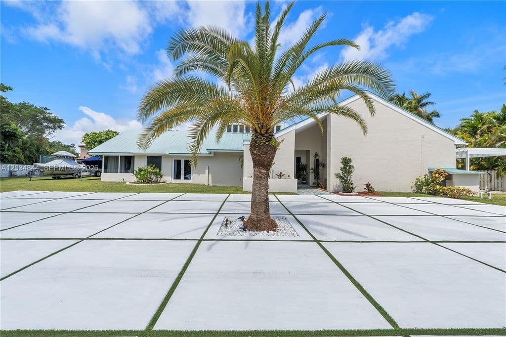 5-bedroom Single-Family Home — 17640 Old Cutler Rd