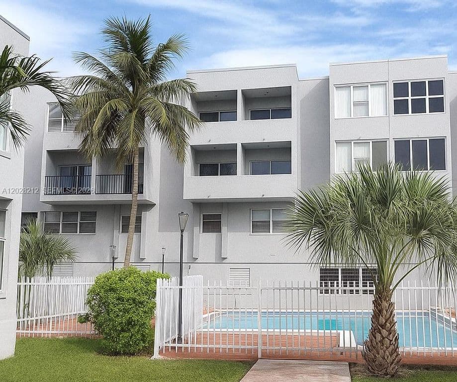 2+1 Condo — 1555 W 44th Pl APT 203