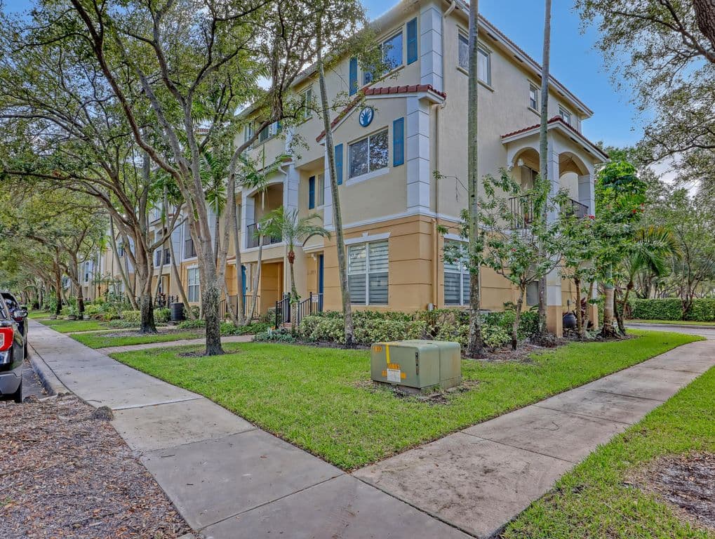 3-bedroom Property — 2850 S Oasis Drive