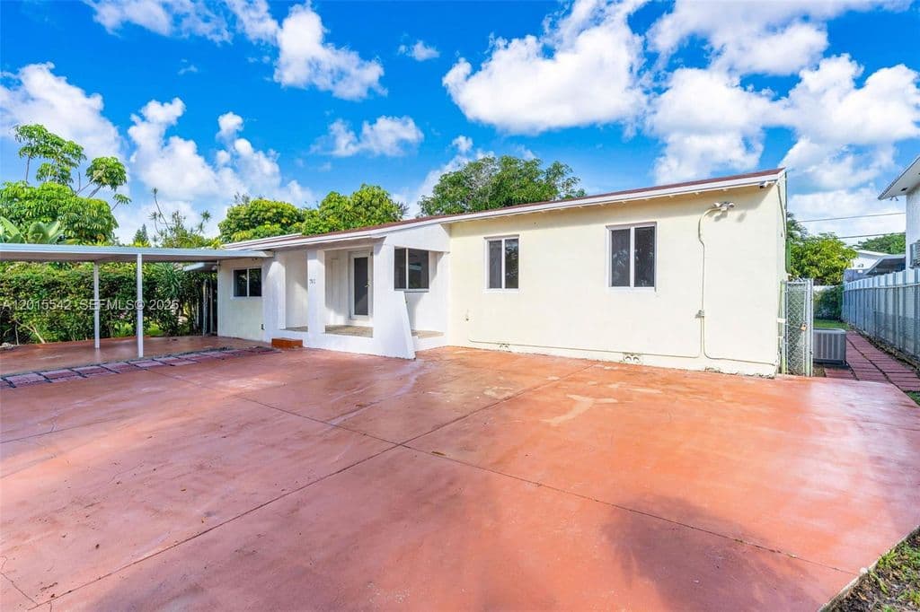 5+1 Müstakil ev — 701 Tamiami Canal Rd