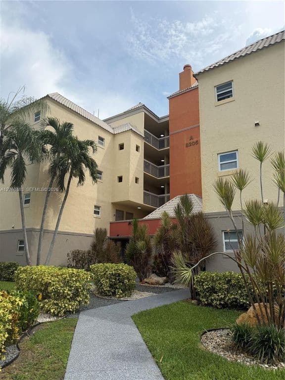 2-bedroom Condo — 8205 Lake Dr #306