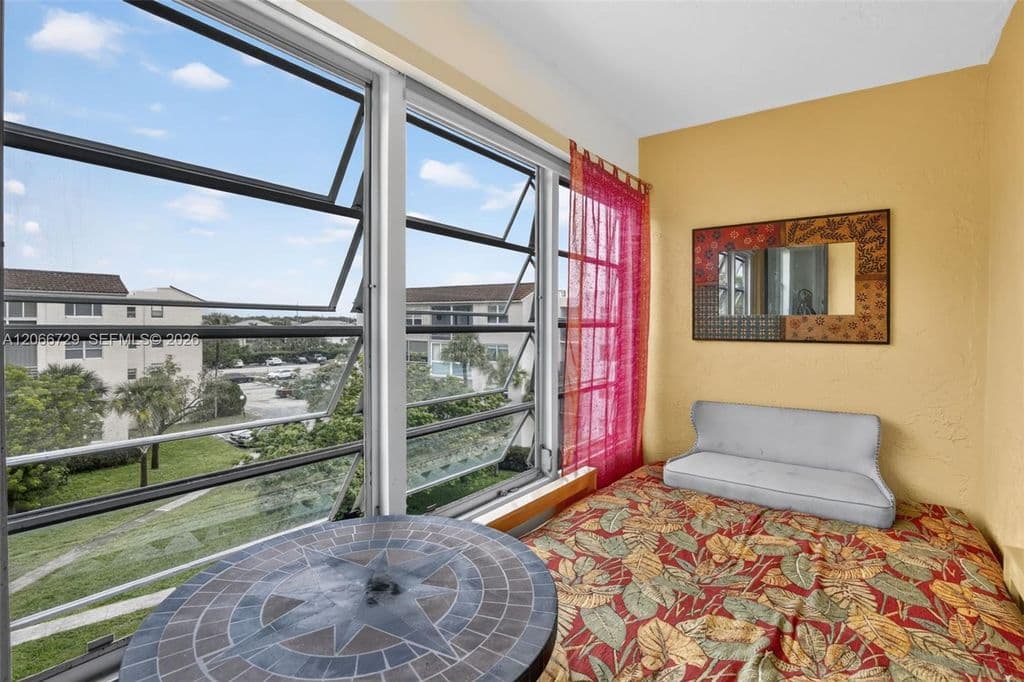 1+1 Condo — 2811 Somerset Dr APT 405