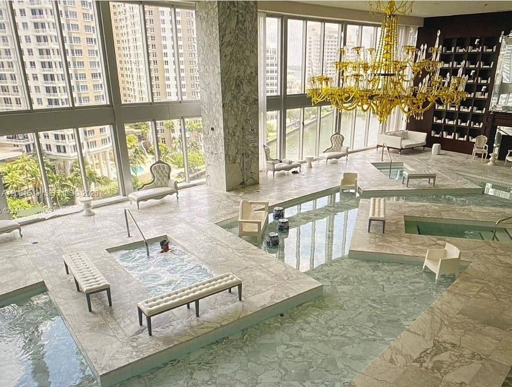 Condo — 475 Brickell Ave APT 4910