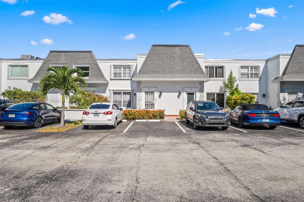2+1 Mülk — 801 NE 27th Ave