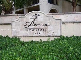 2+1 Townhouse — 2541 Centergate Dr APT 101, Hollywood, 33025