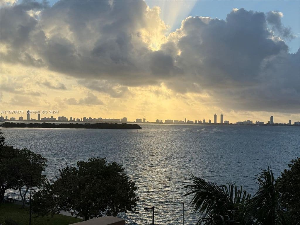 1+1 Condo — 880 NE 69th St APT 5Q