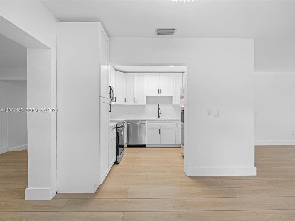 5+1 Müstakil ev — 521 SW 64th Ct