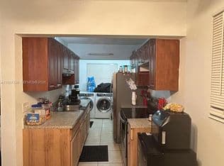 1+1 Condo — 1100 NE 1st Ct APT 104, Hallandale, 33009