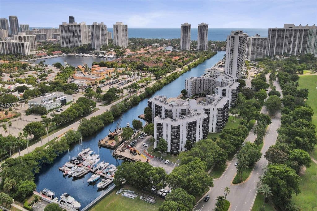 1+1 Condo — 3401 N Country Club Dr #Ei403