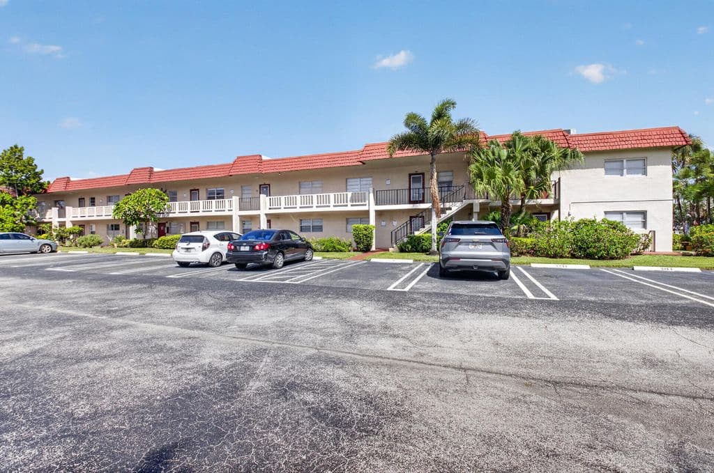 1+1 Condo — 2 Abbey Lane #205