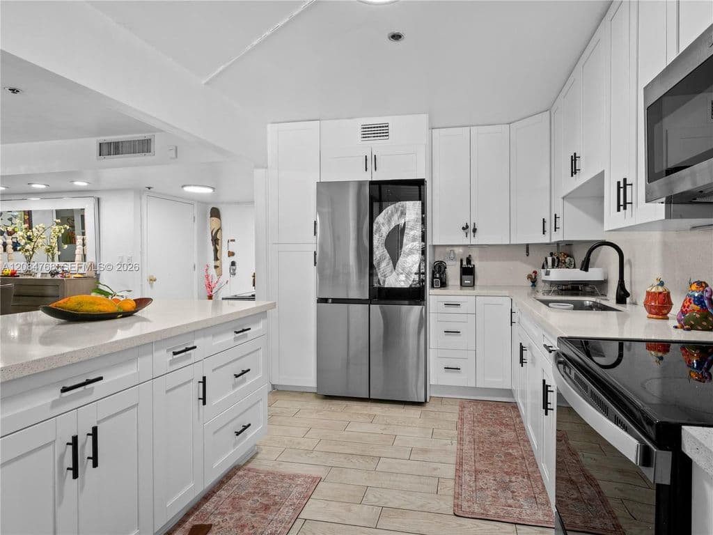 3+1 Condo — 671 NE 195th St APT 329E